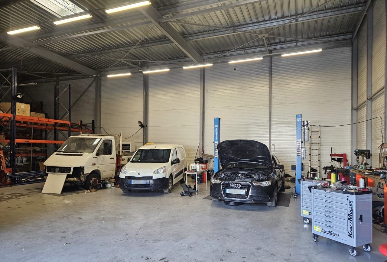 Dernier local au fond du terrain Centre Auto Pôle 45